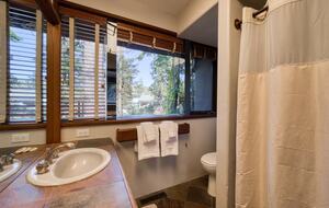 Architectural Tahoe Escape Near Palisades Tahoe - Alpine Meadows, California