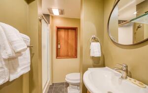 Architectural Tahoe Escape Near Palisades Tahoe - Alpine Meadows, California