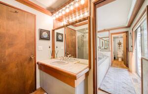 Architectural Tahoe Escape Near Palisades Tahoe - Alpine Meadows, California