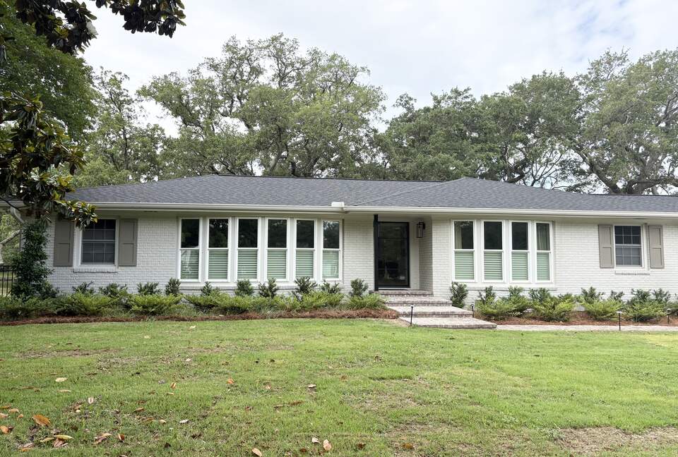 Waterfront Lowcountry Retreat Beneath Historic Live Oaks - Charleston, South Carolina