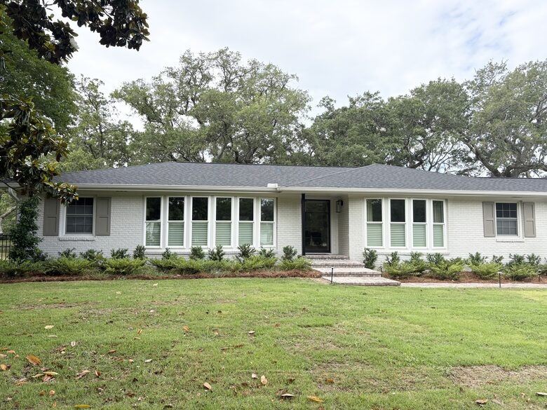 Waterfront Lowcountry Retreat Beneath Historic Live Oaks - Charleston, South Carolina