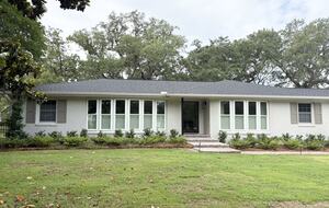 Waterfront Lowcountry Retreat Beneath Historic Live Oaks - Charleston, South Carolina