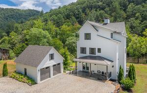 Luxury Smoky Mountain Retreat on the River - Cullowhee, North Carolina