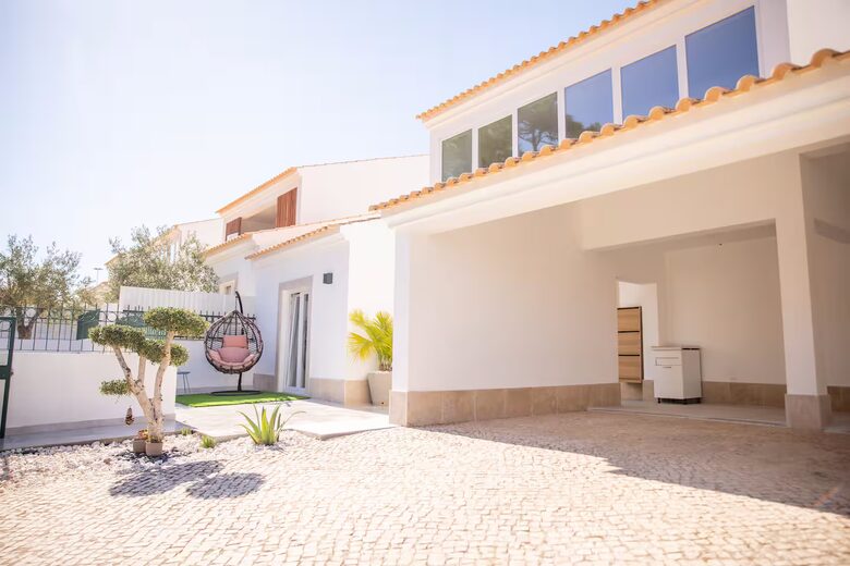 Modern Pool Residence on Portugal’s Coast - Sesimbra, Portugal