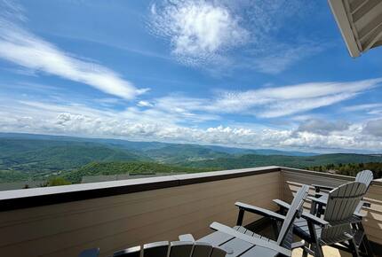 Top-Floor Ski-In/Ski-Out Retreat with Sunset Views - Snowshoe, West Virginia