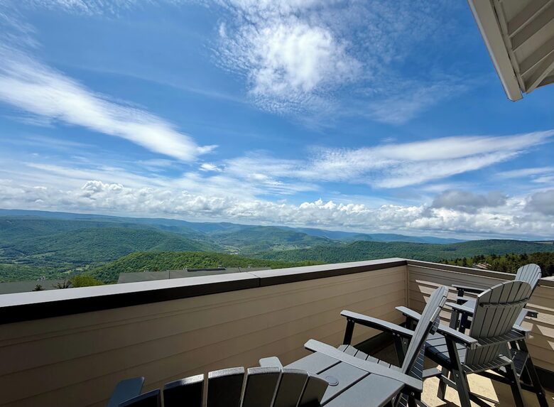 Top-Floor Ski-In/Ski-Out Retreat with Sunset Views - Snowshoe, West Virginia