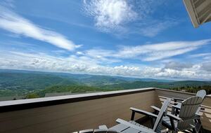 Top-Floor Ski-In/Ski-Out Retreat with Sunset Views - Snowshoe, West Virginia