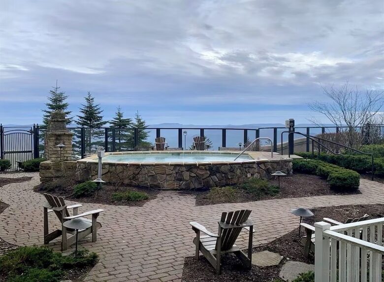 Top-Floor Ski-In/Ski-Out Retreat with Sunset Views - Snowshoe, West Virginia