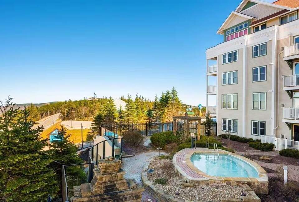 Top-Floor Ski-In/Ski-Out Retreat with Sunset Views - Snowshoe, West Virginia