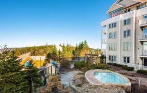 Top-Floor Ski-In/Ski-Out Retreat with Sunset Views - Snowshoe, West Virginia