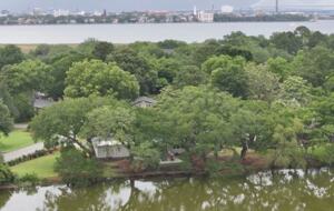 Waterfront Lowcountry Retreat Beneath Historic Live Oaks - Charleston, South Carolina