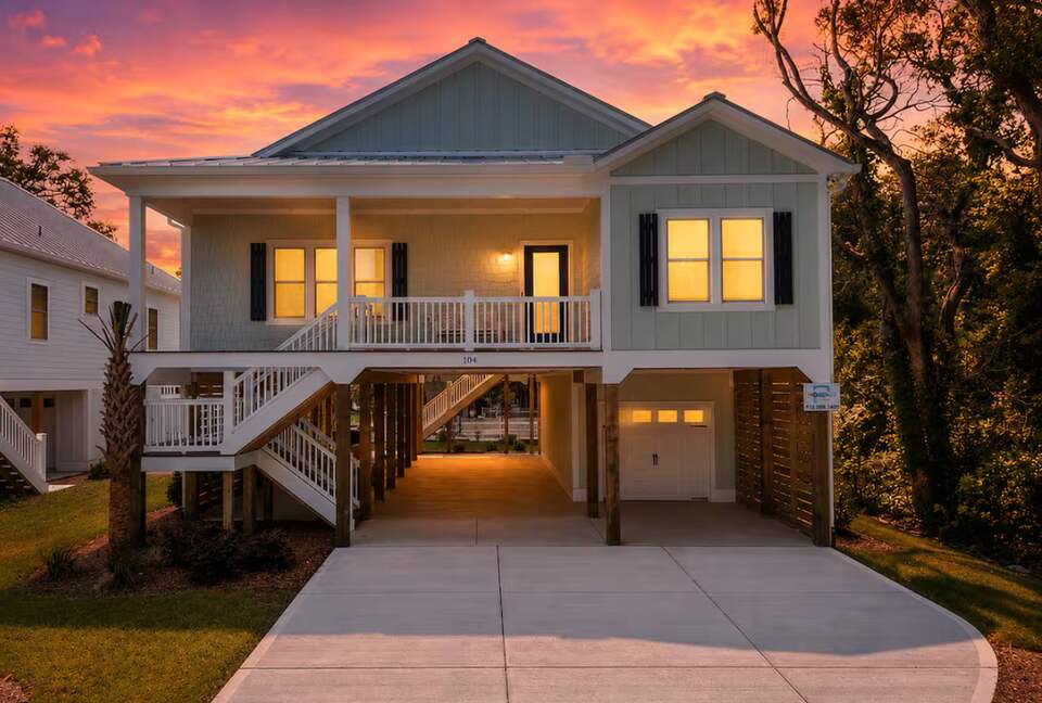 Modern Oak Island Getaway Minutes from the Shore - Oak Island, North Carolina