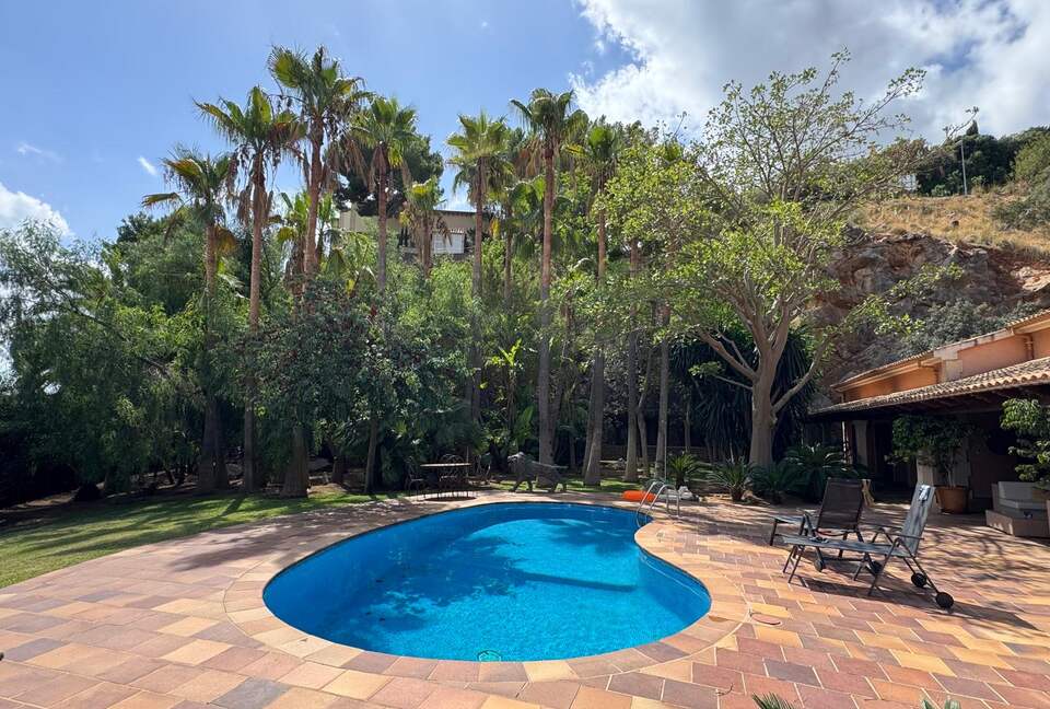 Elegant Villa with beautiful garden - Palma, Spain