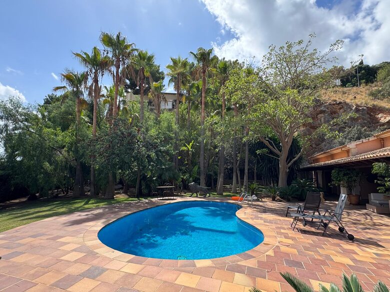 Elegant Villa with beautiful garden - Palma, Spain