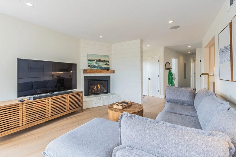 Bright Coastal Escape in Pacific Grove - Pacific Grove, California