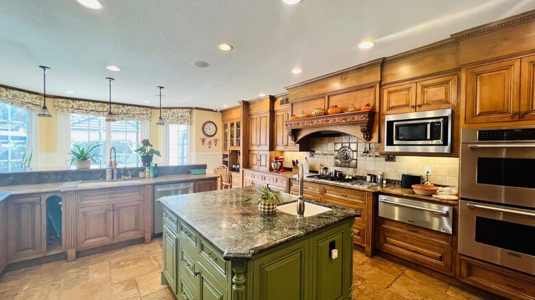 Grand Estate in Canyon Country - Canyon Country, California