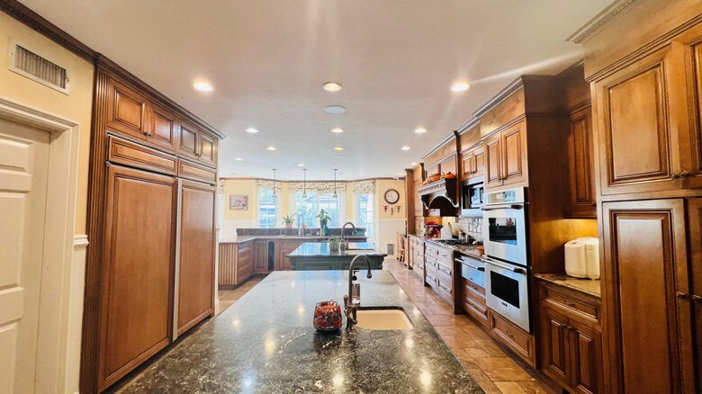 Grand Estate in Canyon Country - Canyon Country, California