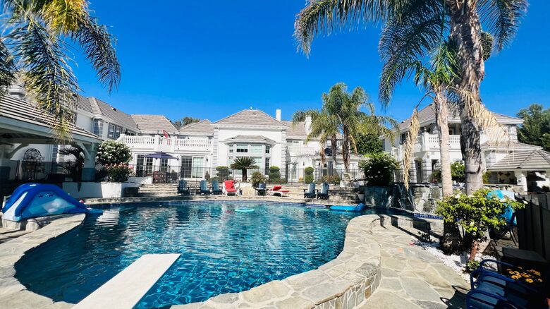 Grand Estate in Canyon Country - Canyon Country, California