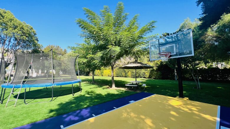Grand Estate in Canyon Country - Canyon Country, California