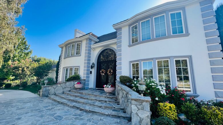 Grand Estate in Canyon Country - Canyon Country, California