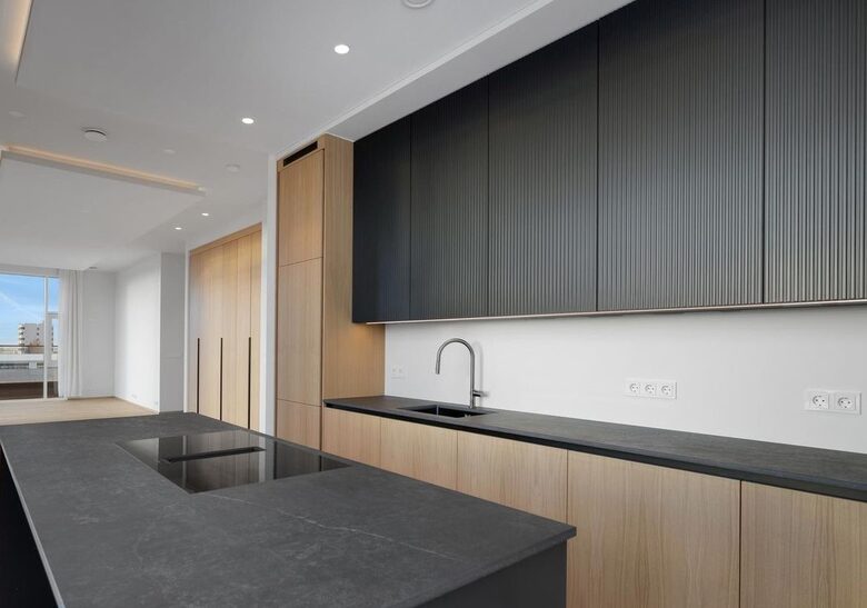 Coastal Penthouse with Panoramic Reykjavík Views - Kópavogsbær, Iceland