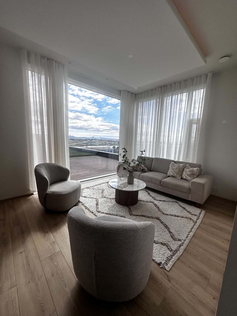 Coastal Penthouse with Panoramic Reykjavík Views - Kópavogsbær, Iceland