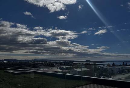 Coastal Penthouse with Panoramic Reykjavík Views - Kópavogsbær, Iceland