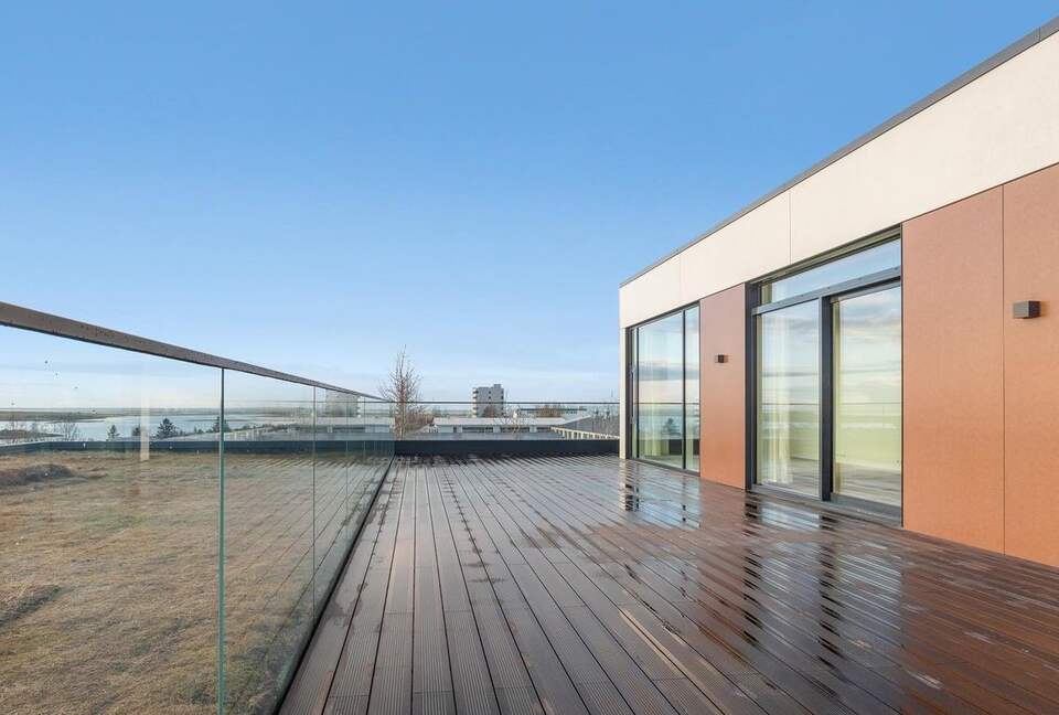 Coastal Penthouse with Panoramic Reykjavík Views - Kópavogsbær, Iceland
