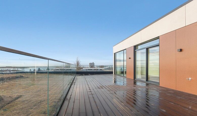 Coastal Penthouse with Panoramic Reykjavík Views - Kópavogsbær, Iceland