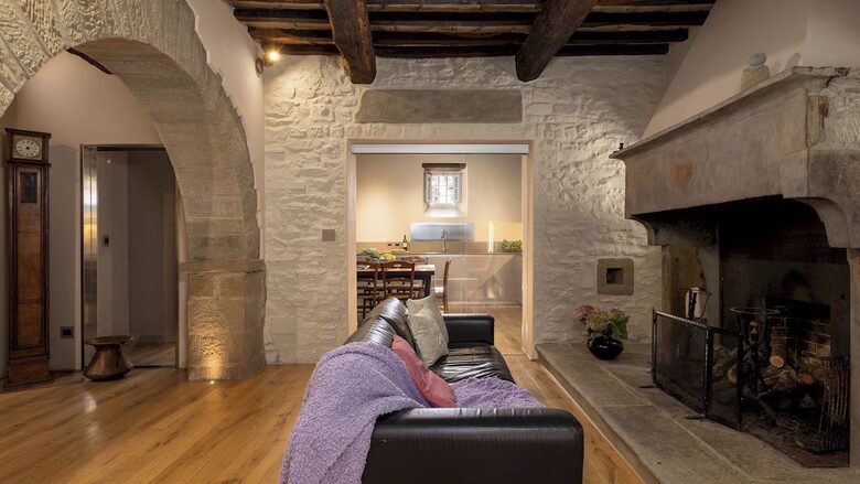 Timeless Elegance in the Tuscan Hills - Arezzo, Italy