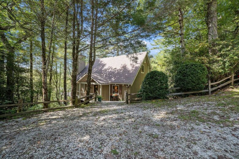 A Refined Highlands Retreat Near Apple Lake - Highlands, North Carolina