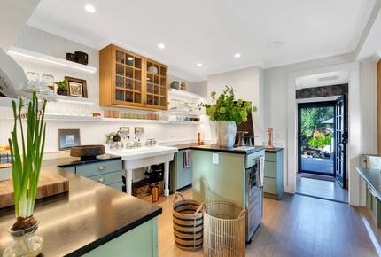 Heart of Old Town Cottage - Yountville, California