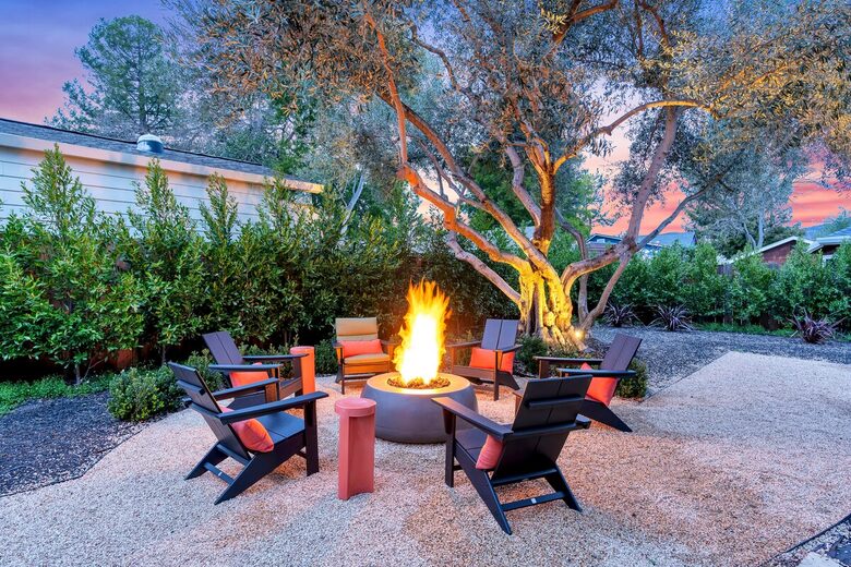 Heart of Old Town Cottage - Yountville, California