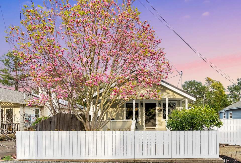 Heart of Old Town Cottage - Yountville, California