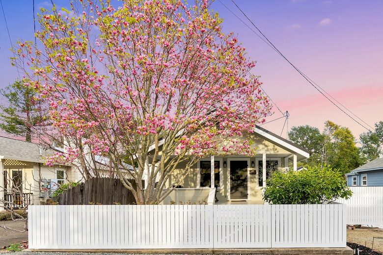 Heart of Old Town Cottage - Yountville, California