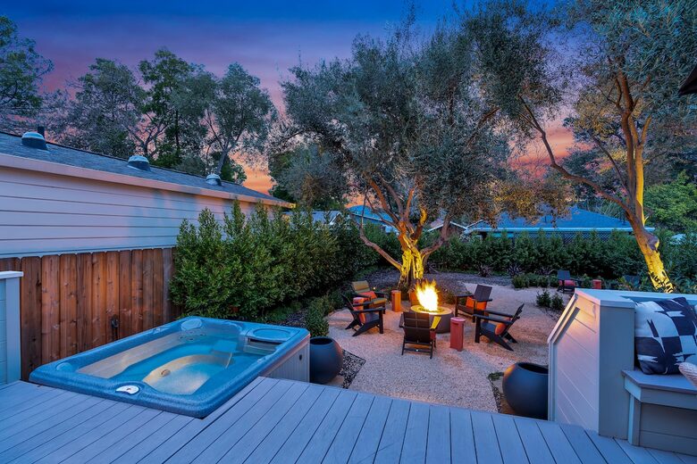 Heart of Old Town Cottage - Yountville, California