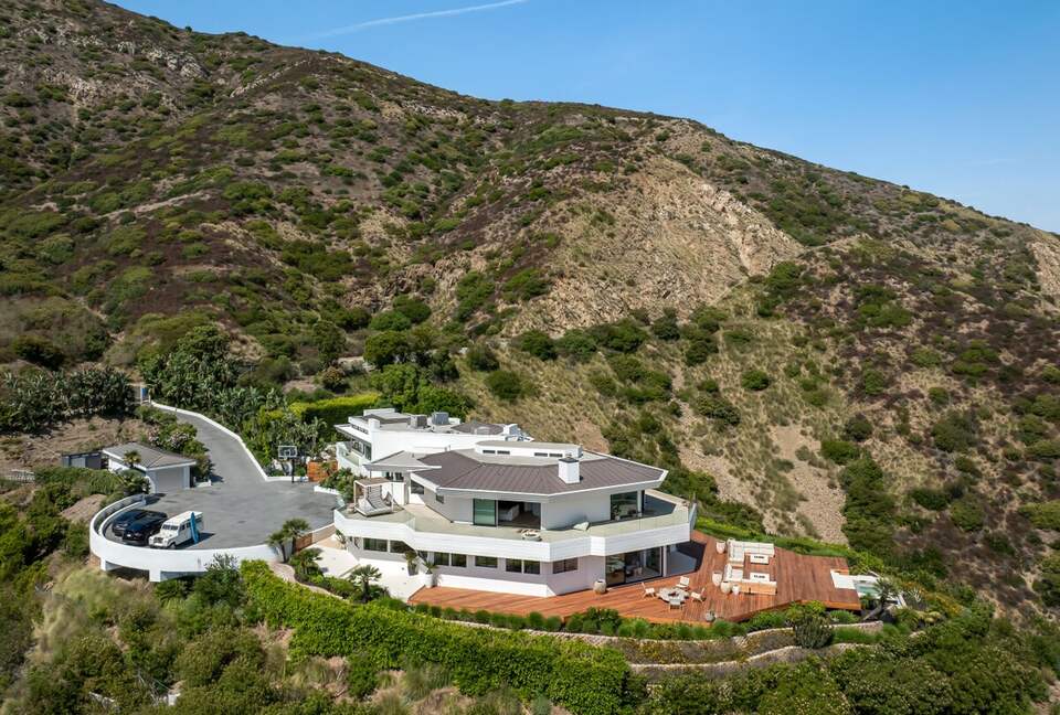 Architectural Paradise | Malibu Blufftop Estate with Panoramic Views - Malibu, California