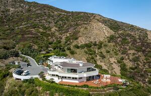 Architectural Paradise | Malibu Blufftop Estate with Panoramic Views - Malibu, California