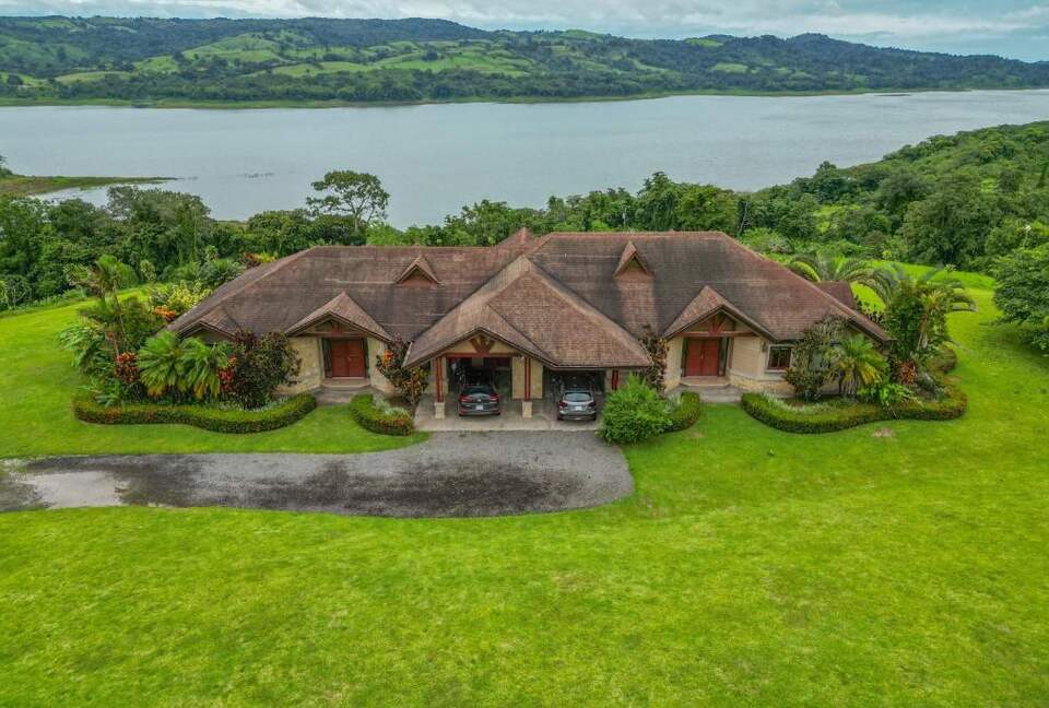 Lake & Volcano Vista Retreat - Tilaran, Costa Rica