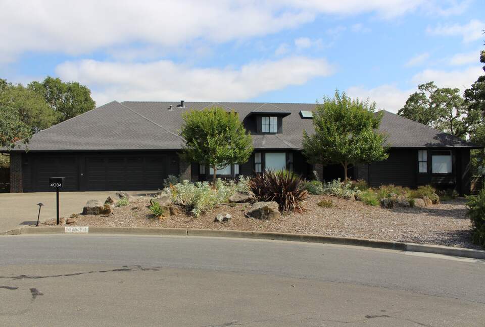 Sonoma Retreat with Infinity Pool & Oak Tree Views - Santa Rosa, California