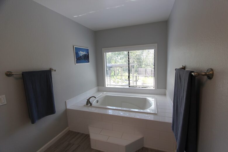 Sonoma Retreat with Infinity Pool & Oak Tree Views - Santa Rosa, California