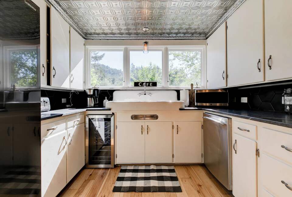Modern Comfort Meets Vintage Charm in Oregon Wine Country - Newberg, Oregon
