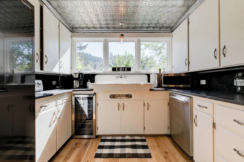 Modern Comfort Meets Vintage Charm in Oregon Wine Country - Newberg, Oregon