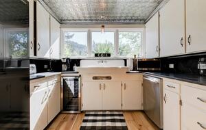 Modern Comfort Meets Vintage Charm in Oregon Wine Country - Newberg, Oregon