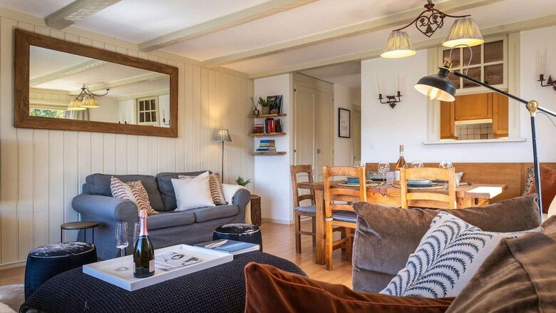 A Sun-Filled Three-Bedroom Apartment with Shared Pool and Spa - Verbier, Switzerland