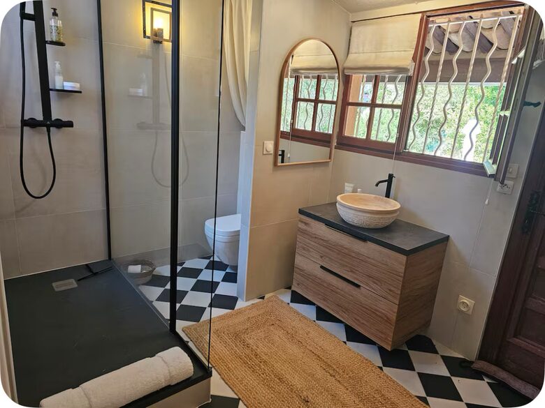 West bedroom en suite