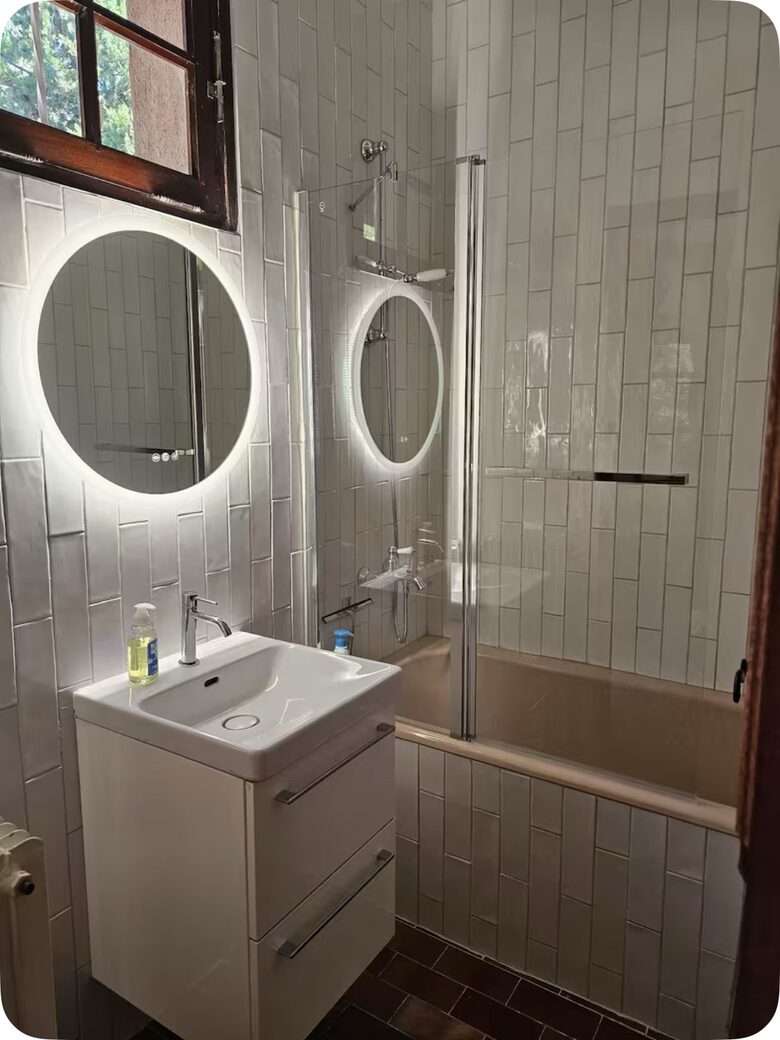 Hall bath shared by bunk and 5th bedrooms