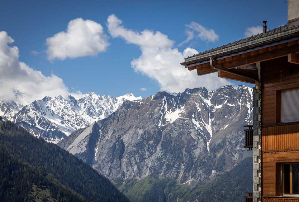 A Sun-Filled Three-Bedroom Apartment with Shared Pool and Spa - Verbier, Switzerland