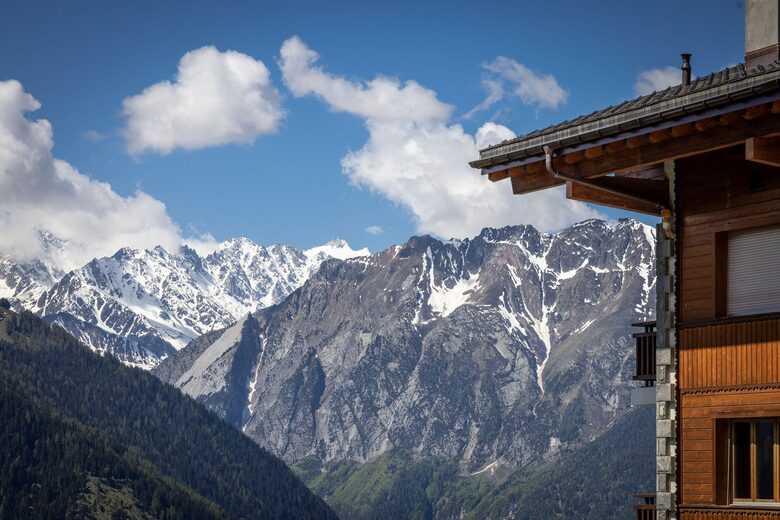 A Sun-Filled Three-Bedroom Apartment with Shared Pool and Spa - Verbier, Switzerland