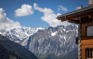 A Sun-Filled Three-Bedroom Apartment with Shared Pool and Spa - Verbier, Switzerland